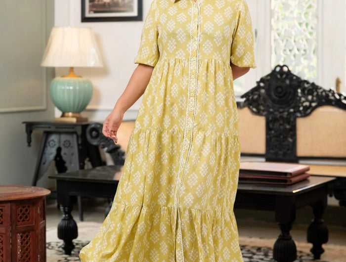 <h1>Lacy Maxi Dress</h1>